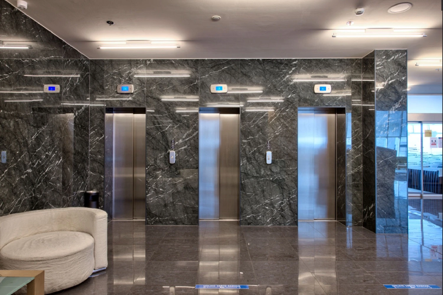 Nowoczesne wnętrze biurowca lub hotelu o eleganckim i surowym wykończeniu od Marazzi